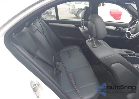 2013 Mercedes-Benz C 300 Luxury 4Matic/Sport 4Matic z USA, uszkodzony, nr VIN WDDGF8ABXDR289262